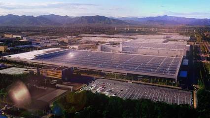 全新EQE開(kāi)啟奔馳電動(dòng)新紀(jì)元，百年豪華品牌如何突破科技次元壁？